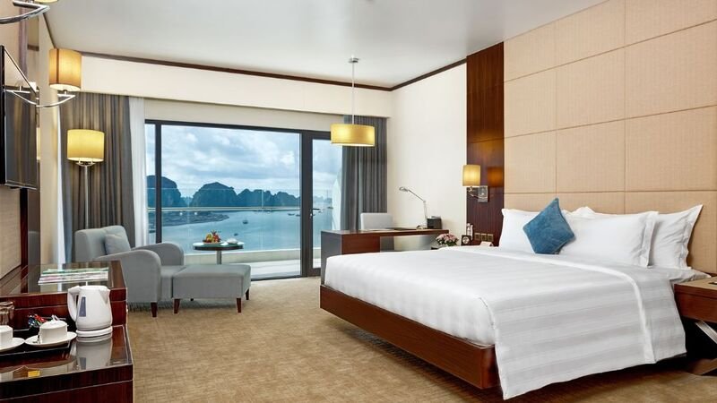 Ph&ograve;ng kh&aacute;ch sạn với view ngắm trọn vịnh biển xinh đẹp